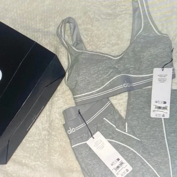ALO Yoga Women's Gray Bra and Leggings Set - Picture 1 of 3
